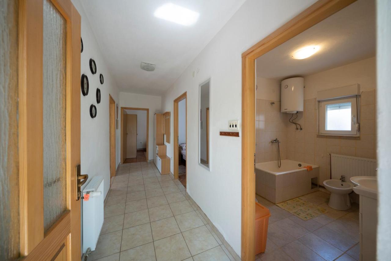 Apartman Ema Gornji Karin Exterior photo