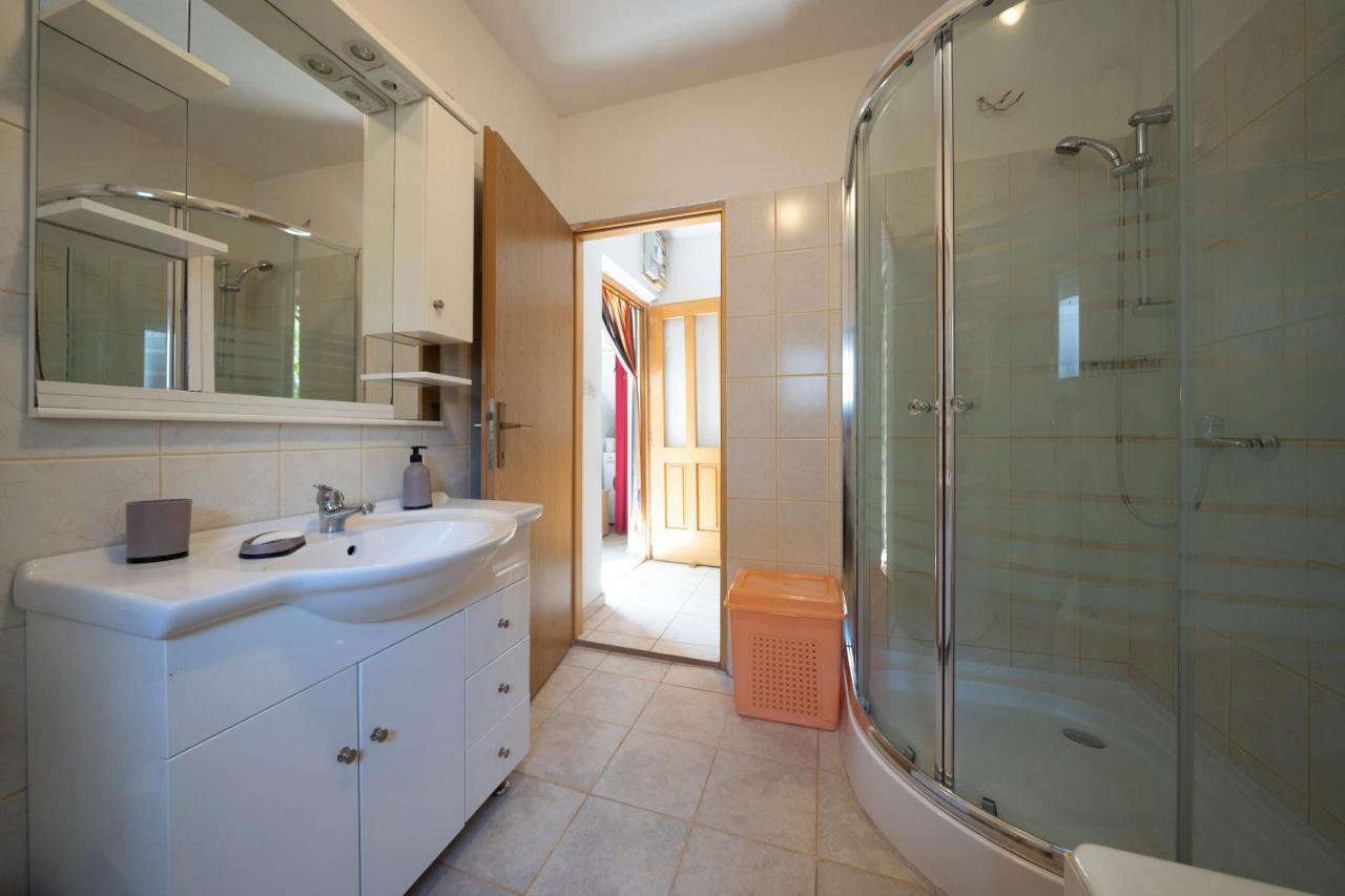 Apartman Ema Gornji Karin Exterior photo